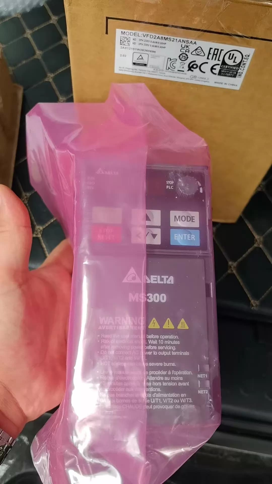 100% täiesti uus originaal ja originaal Delta 220V 0,4KW VFD2A8MS21ANSAA Sagedusmuundurid Ajami servomootor