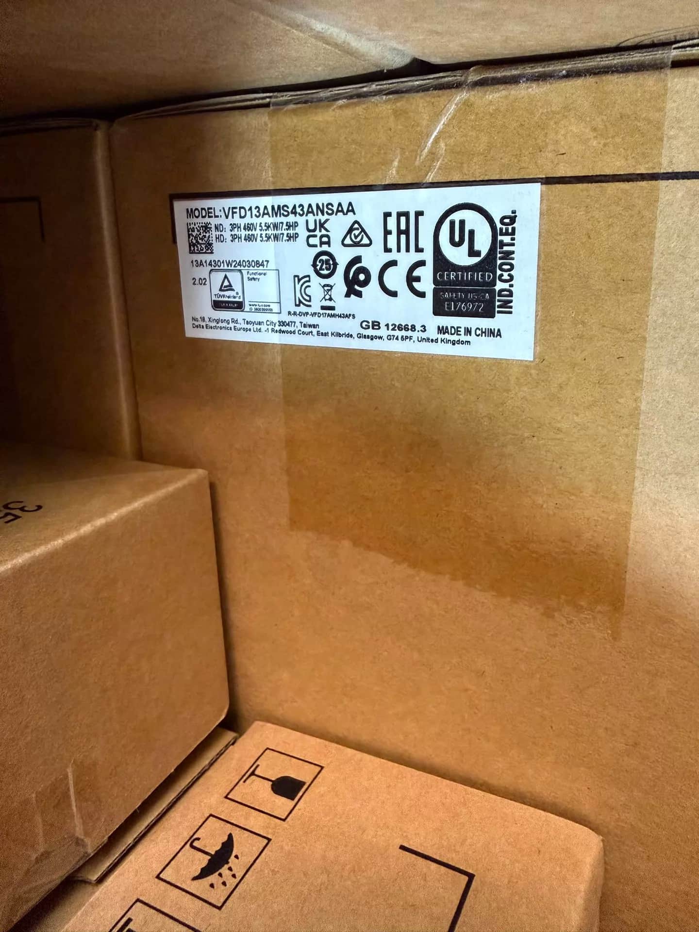 100% uhiuus originaal ja originaal Delta 380V 5,5KW VFD13AMS43ANSAAFsagedusmuundurid Ajami servomootor