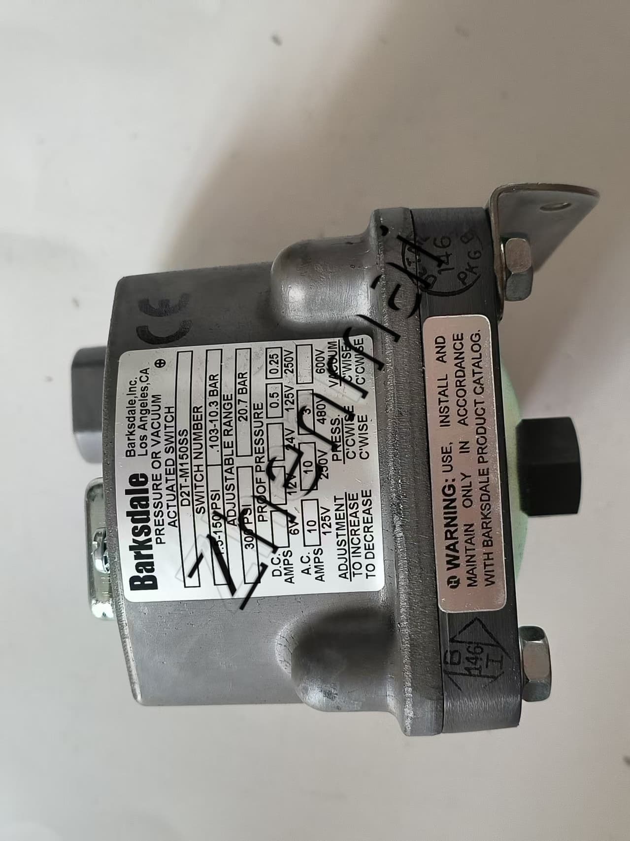 Täiesti uus originaal Barksdale 0401-388 D2T-M150SS Rõhuandur Tasemelüliti Voolulüliti Survelüliti Kiire kohaletoimetamine