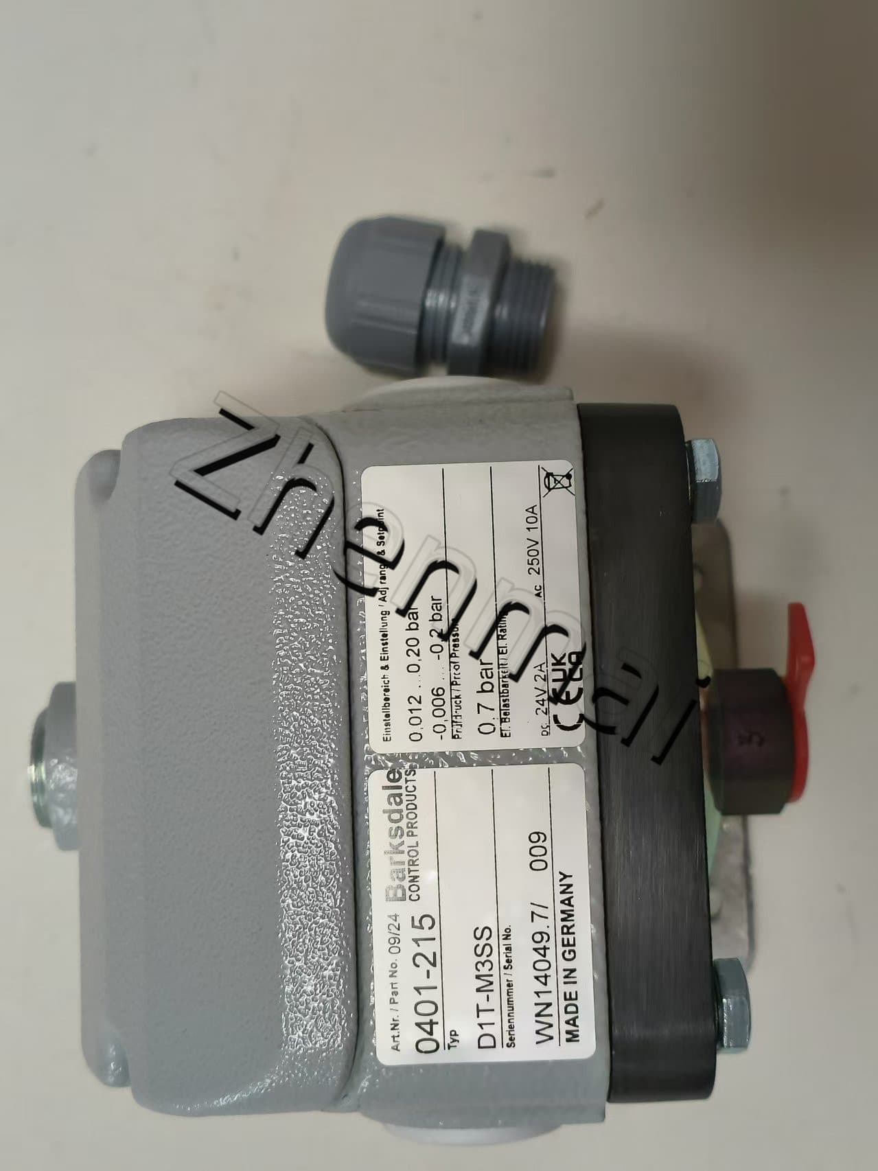 Täiesti uus originaal Barksdale DD1T-M3SS 0401-215 rõhuandur Taseme lüliti Voolulüliti Survelüliti Kiire kohaletoimetamine