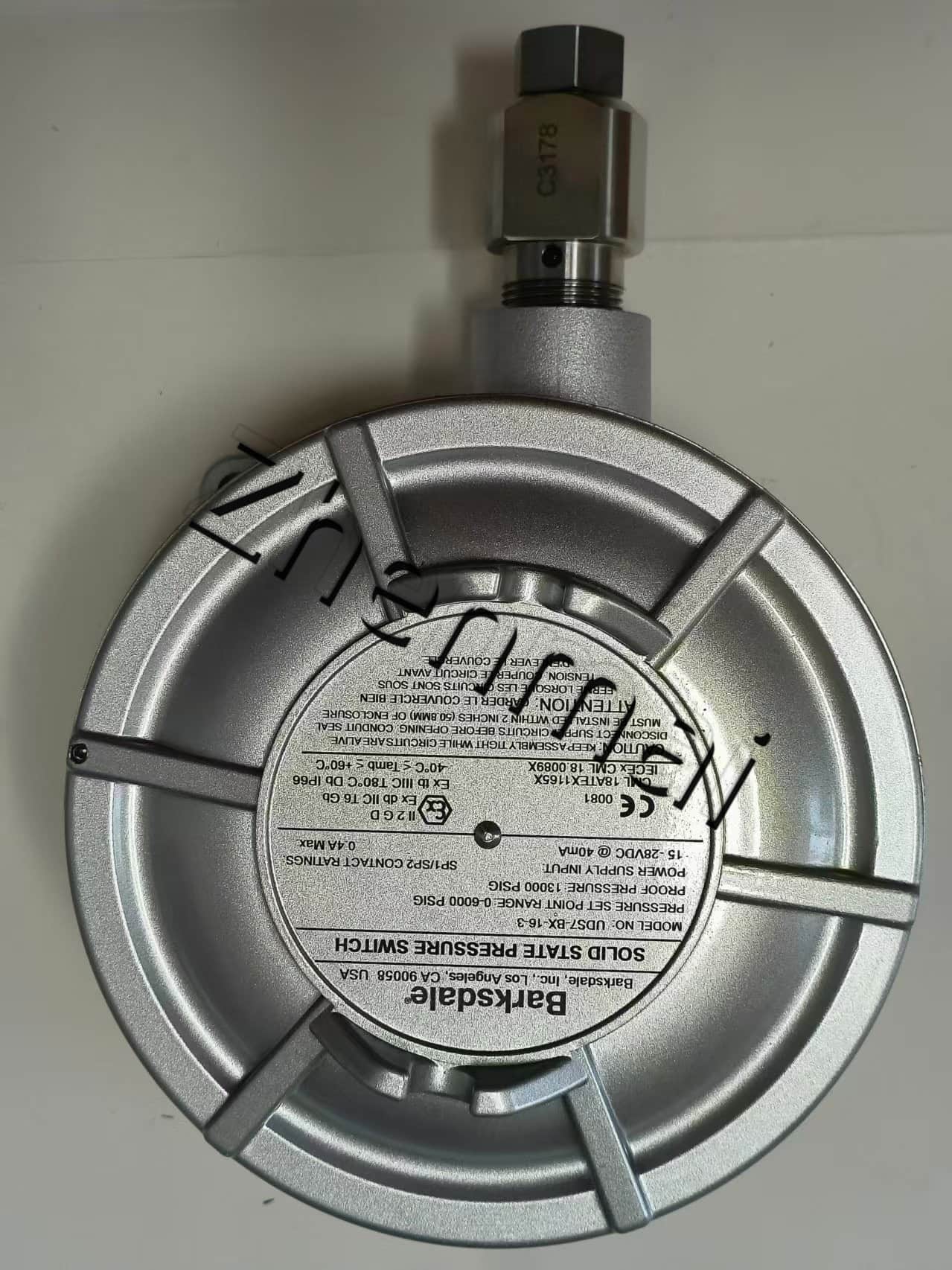 Täiesti uus originaal Barksdale UDS7-BX-16-3 0427U002 rõhuandur Taseme lüliti Voolulüliti Survelüliti Kiire kohaletoimetamine