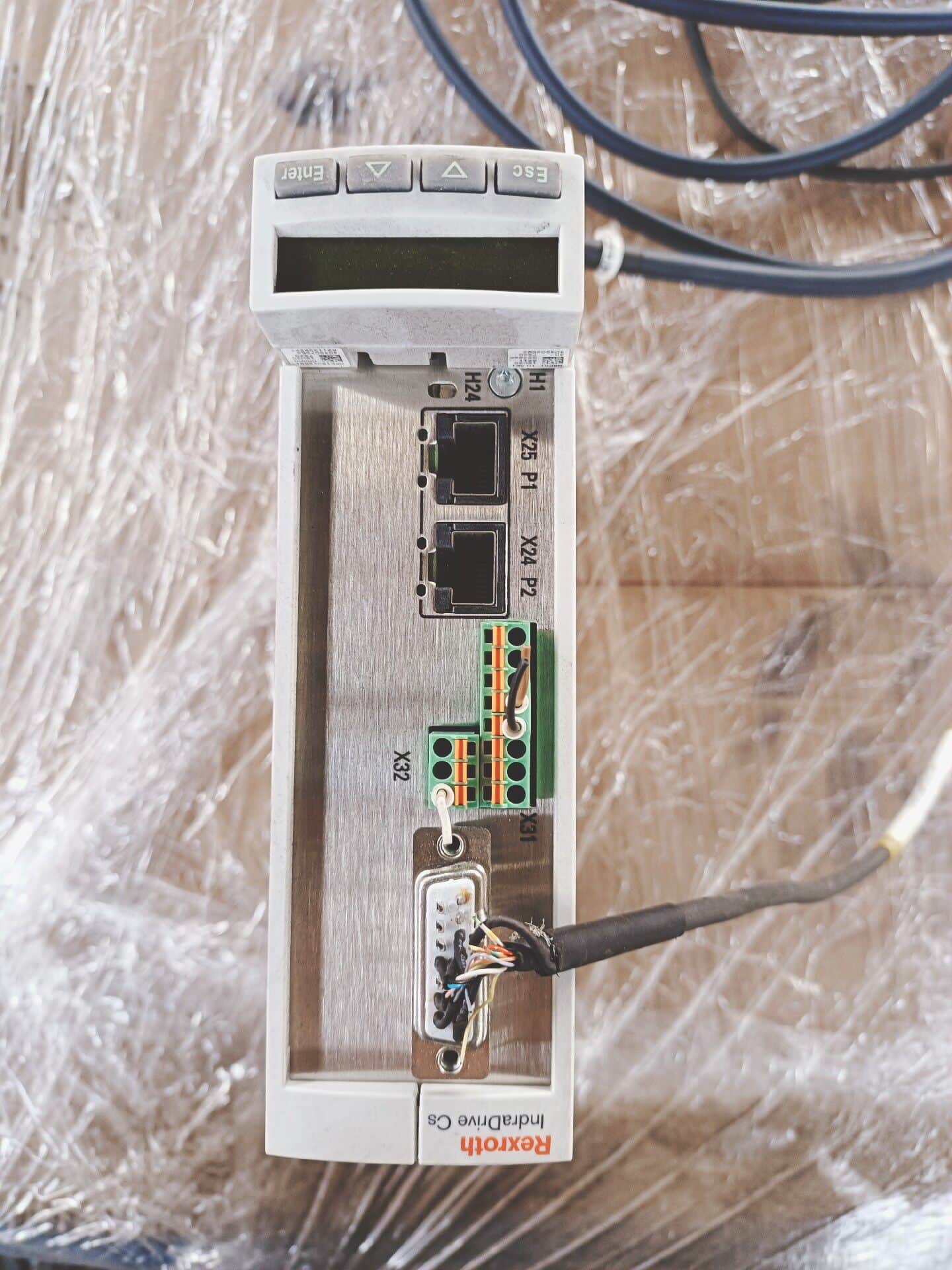 Täiesti uus originaal Bosch Rexrothi servoajam HCS01.1E-W0013-A-02-E-S3-EC-NN-NN-NN-FW Servomootori kiire kohaletoimetamine
