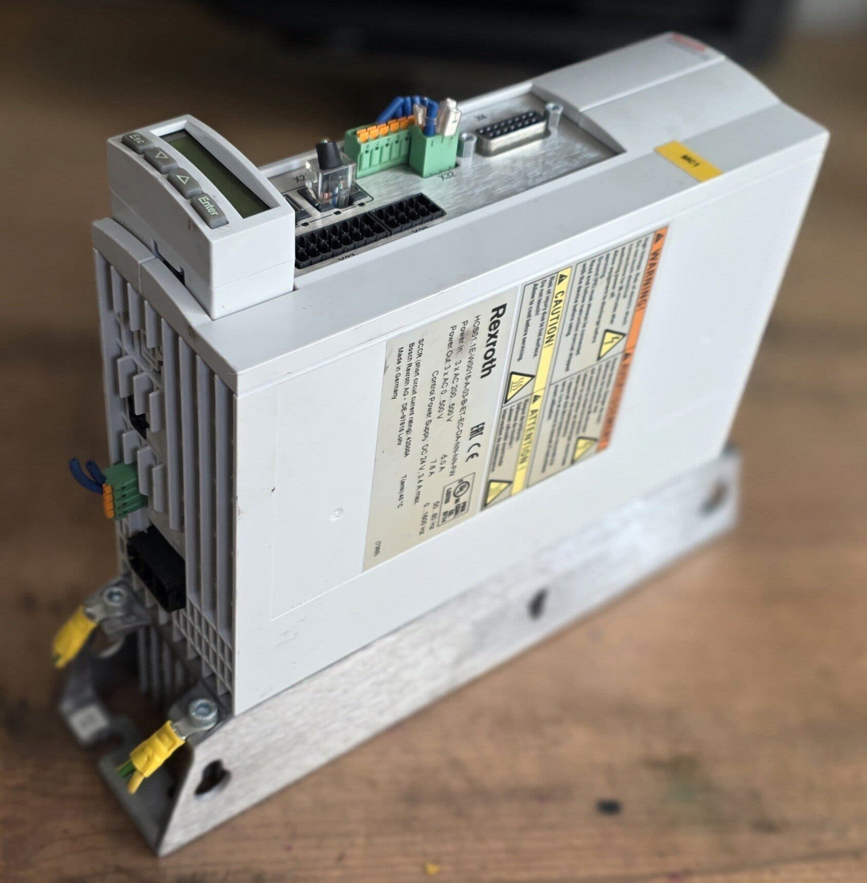 Täiesti uus originaal Bosch Rexrothi servoajam HCS01.1E-W0018-A-03-B-ET-EC-DA-NN-NN-FW Servomootori kiire kohaletoimetamine
