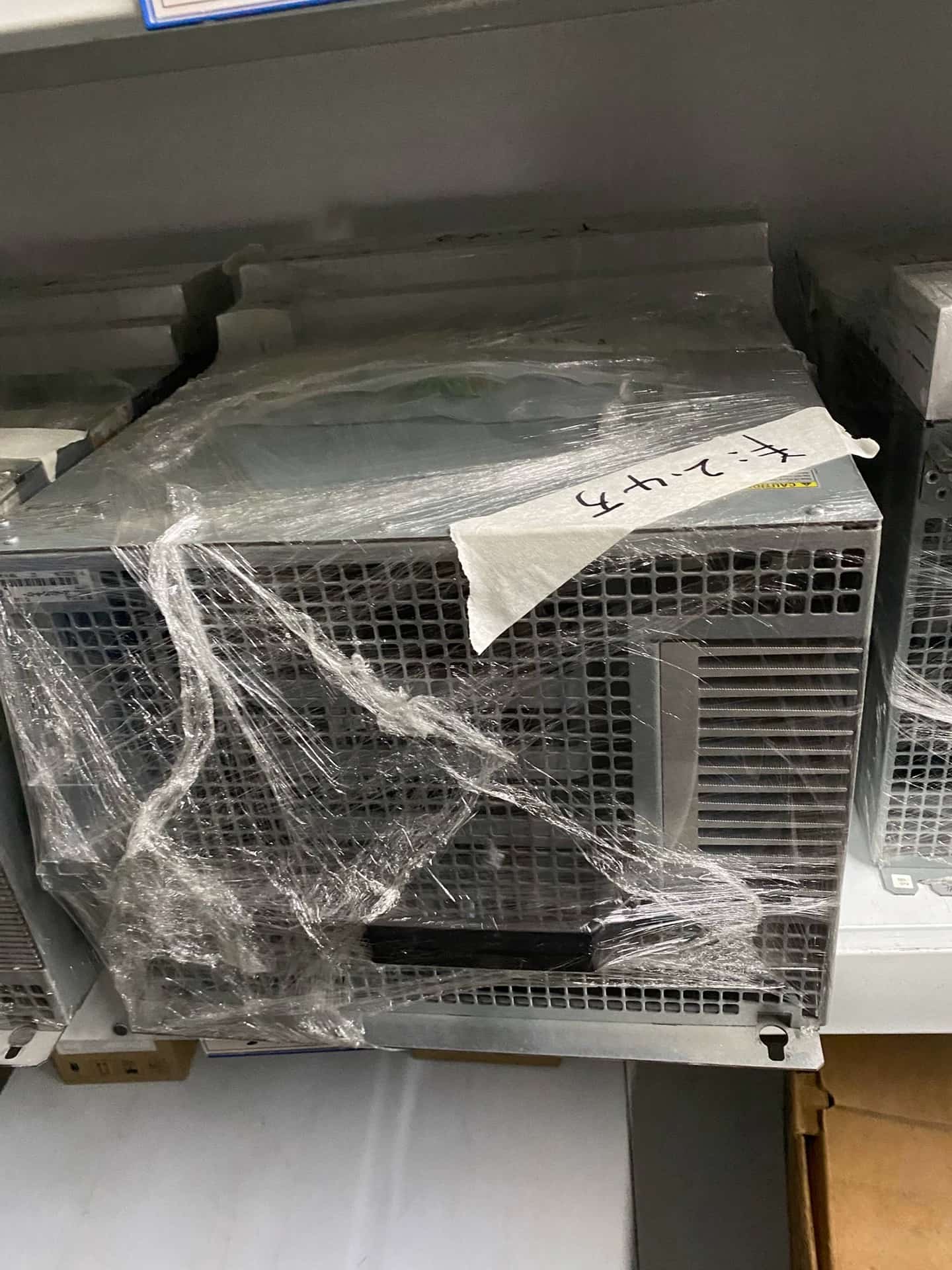 Täiesti uus originaal Bosch Rexrothi servoajam HMV01.1E-W0120-A-07-NNNN Servomootori kiire kohaletoimetamine