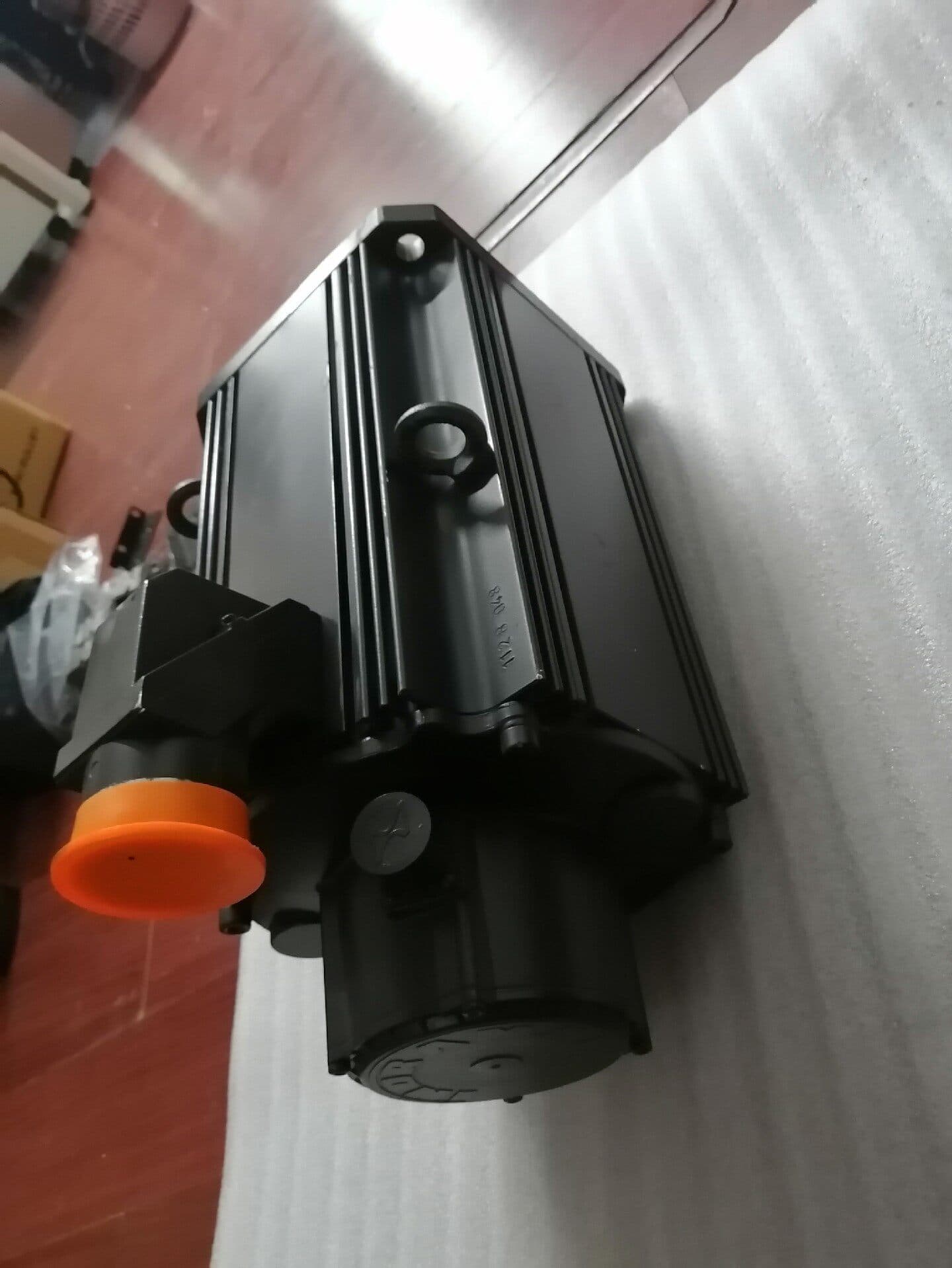Täiesti uus originaal Bosch Rexrothi servoajam MKD112B-048-KG2-BN servomootor kiire kohaletoimetamine