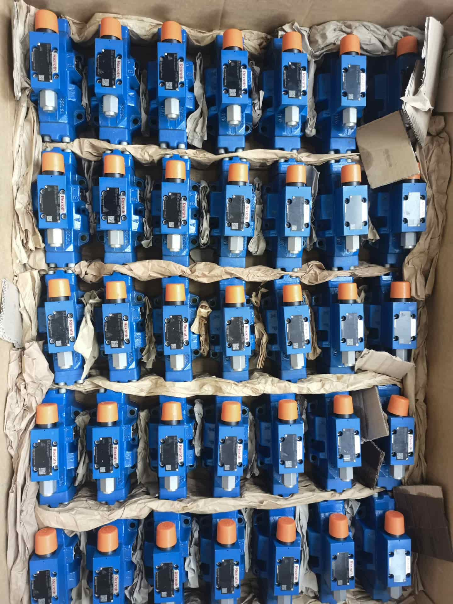 Täiesti uus originaal Bosch Rexrothi servoajam Rõhu alandamise klapp 4WREE10E75-2X/G24K31/F1V servomootor Kiire kohaletoimetamine