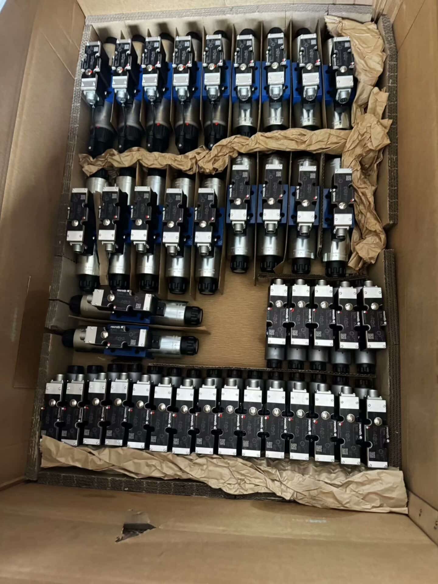 Täiesti uus originaal Bosch Rexrothi servoajam proportsionaalne klapp 4WRZE10W9-85-7X/6EG24N9ETK31/F1D3M servomootor Kiire kohaletoimetamine