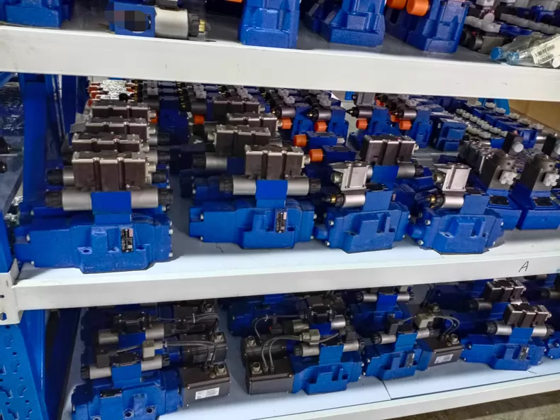Täiesti uus originaal Bosch Rexrothi servoajam Proportsionaalne klapp 4WRZE25W8-325-7X/6EG24N9K31/F1D3M servomootor Kiire kohaletoimetamine