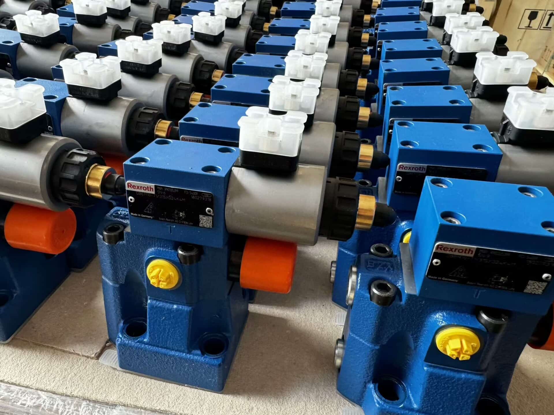 Täiesti uus originaal Bosch Rexrothi servoajam Proportsionaalne ventiil M-3SEW6U3X/630MG24N9K4 servomootor Kiire kohaletoimetamine