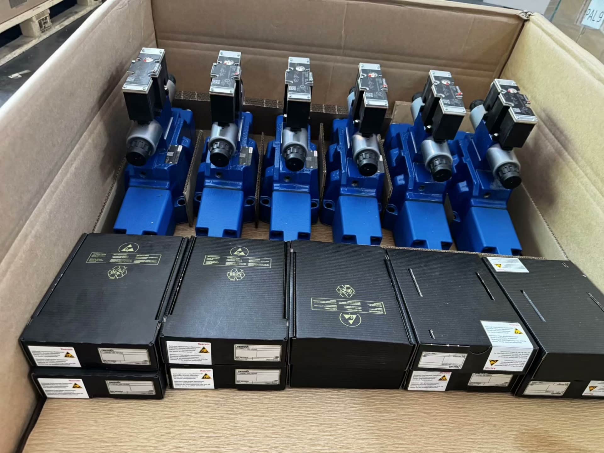 Täiesti uus originaal Bosch Rexrothi servoajam Proportsionaalne klapp4WRZE32W8-520-7X/6EG24N9K31/F1D3M Servomootor Kiire kohaletoimetamine
