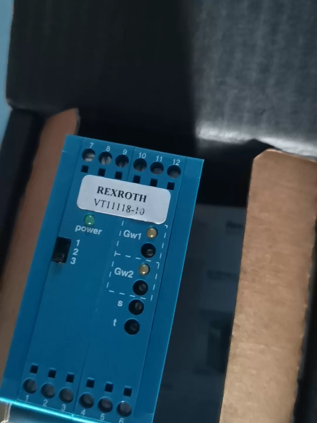 Täiesti uus originaal Bosch Rexrothi servoajam VT11118-10 servomootori kiire kohaletoimetamine
