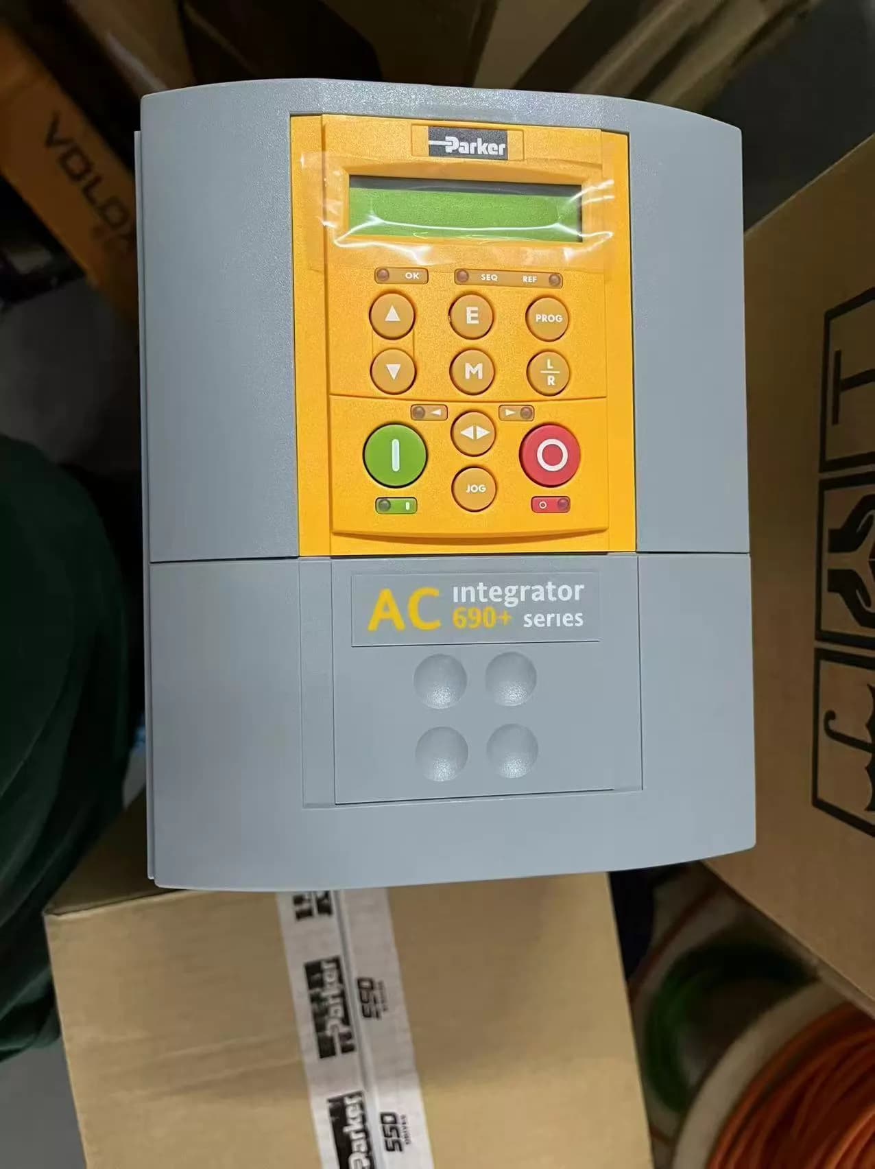 Uhiuus originaal Parker 690-431550B0-B00P00-A400 Servoajamid muutuva sagedusega ajamid servomootorite kontrollerid Kiire kohaletoimetamine